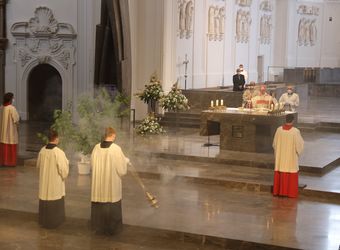 Mit rund 100 Ehepaaren aus der ganzen Diözese hat Bischof Dr. Franz Jung am Montagabend, 28. Juni, einen Gottesdienst im Würzburger Kiliansdom gefeiert. Eingeladen waren Ehejubilare, die in den Jahren 2020 und 2021 ihr silbernes Ehejubiläum feiern. Nach dem Gottesdienst ließen sich die Ehepartner von Bischof Jung und weiteren Priestern und Diakonen mit Abstand segnen.