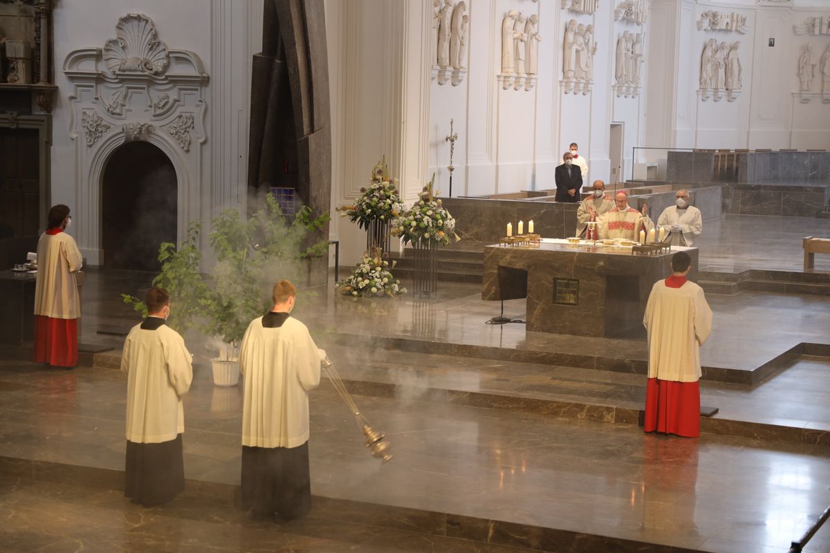 2621/0619 Ehejubilare Bischof 28. Juni Abend_27944 Mit rund 100 Ehepaaren aus der ganzen Diözese hat Bischof Dr. Franz Jung am Montagabend, 28. Juni, einen Gottesdienst im Würzburger Kiliansdom gefeiert. Eingeladen waren Ehejubilare, die in den Jahren 2020 und 2021 ihr silbernes Ehejubiläum feiern. Nach dem Gottesdienst ließen sich die Ehepartner von Bischof Jung und weiteren Priestern und Diakonen mit Abstand segnen.