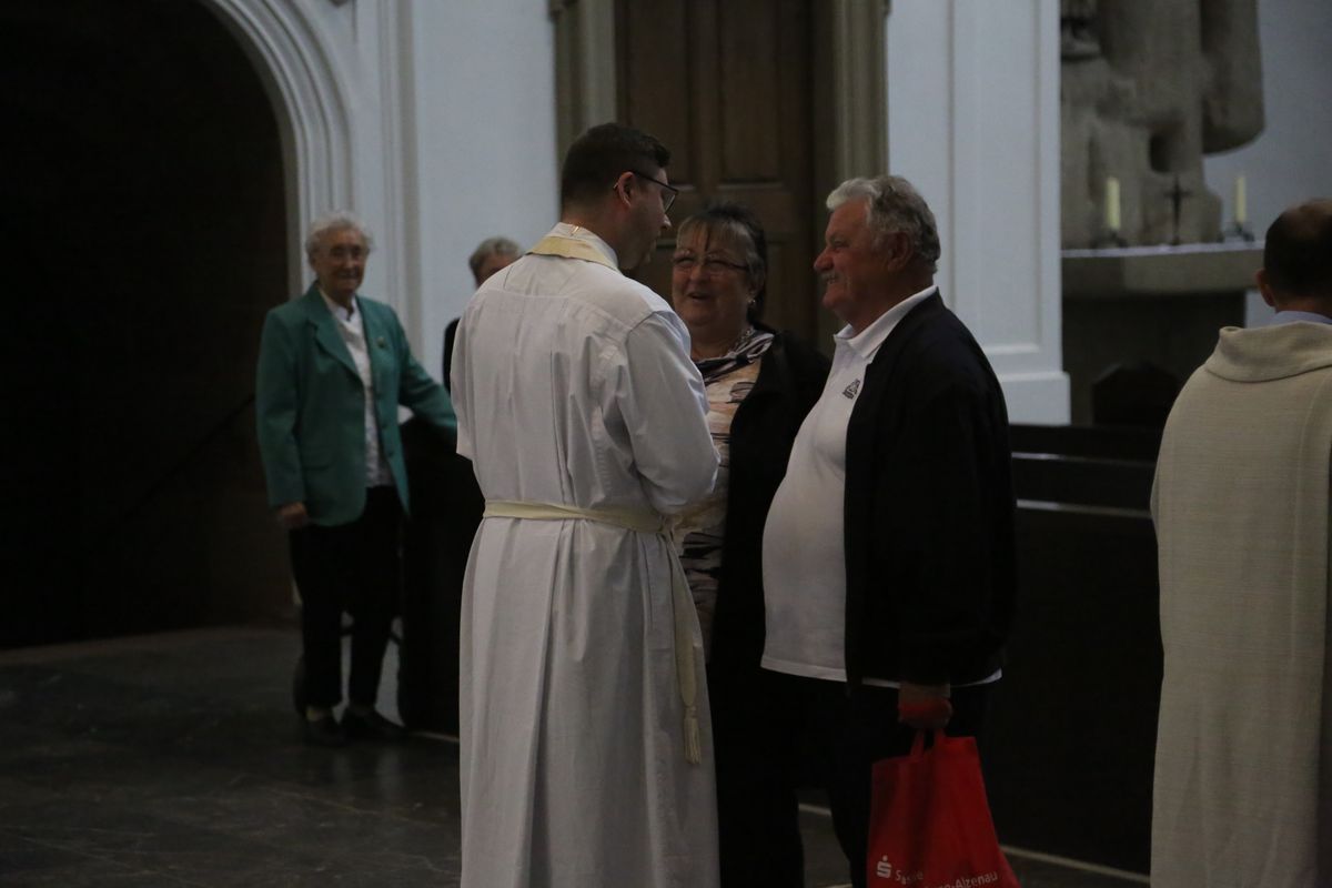 Bischof Dr. Franz Jung hat am Donnerstagnachmittag, 4. Juli, mit etwa 320 Paaren im Kiliansdom ihr goldenes oder diamantenes Ehejubiläum gefeiert.