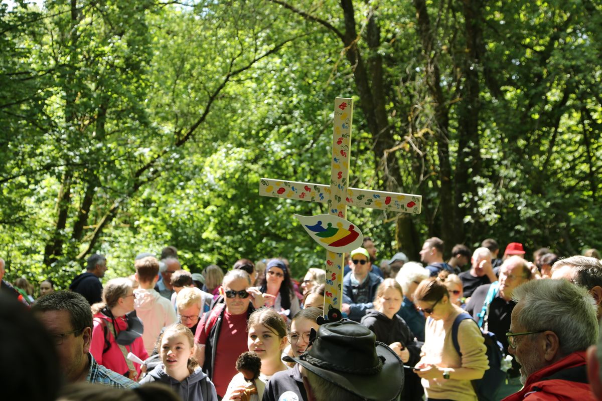Fast 400 Gläubige haben an der Ökumenischen Kreuzbergwallfahrt mit Bischof Jung und Regionalbischöfin Bornowski teilgenommen.  Fast 400 Gläubige haben an der Ökumenischen Kreuzbergwallfahrt mit Bischof Jung und Regionalbischöfin Bornowski teilgenommen.