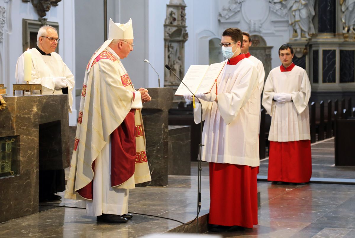 Bei einem Pontifikalgottesdienst am Samstag, 17. Oktober, hat Weihbischof Ulrich Boom im Würzburger Kiliansdom Uwe Becker zum Ständigen Diakon geweiht.