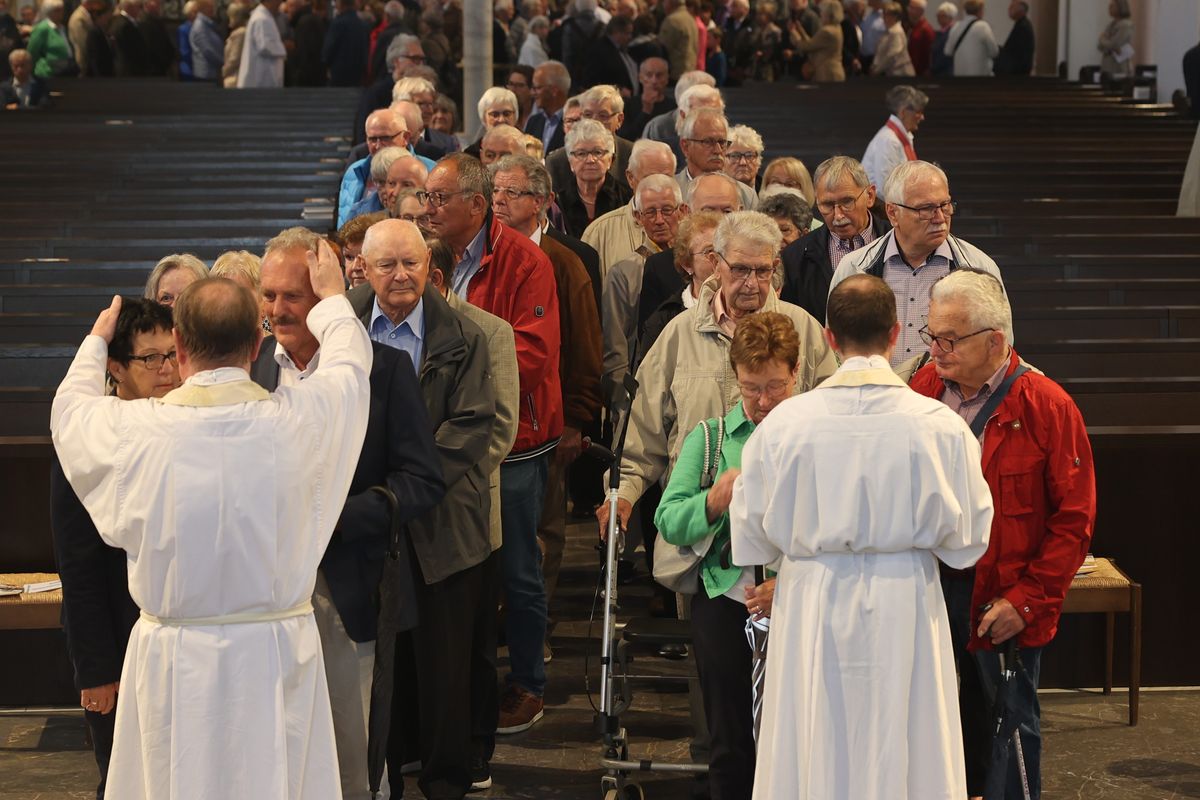 Seelsorgerinnen und Seelsorger spendeten nach dem Gottesdienst den Jubelpaaren individuell den Segen. 