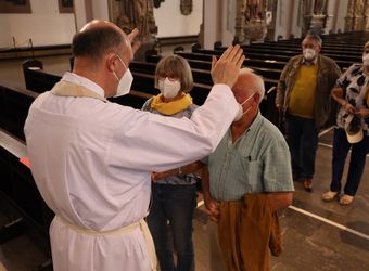 Mit rund 110 Ehepaaren aus der ganzen Diözese hat Weihbischof Ulrich Boom am Mittwochnachmittag, 23. Juni, einen Pontifikalgottesdienst gefeiert. Eingeladen waren Ehejubilare, die in den Jahren 2020 und 2021 auf 50, 60 oder 65 gemeinsame Jahre zurückblicken.
