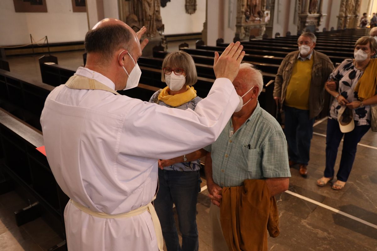 Mit rund 110 Ehepaaren aus der ganzen Diözese hat Weihbischof Ulrich Boom am Mittwochnachmittag, 23. Juni, einen Pontifikalgottesdienst gefeiert. Eingeladen waren Ehejubilare, die in den Jahren 2020 und 2021 auf 50, 60 oder 65 gemeinsame Jahre zurückblicken.