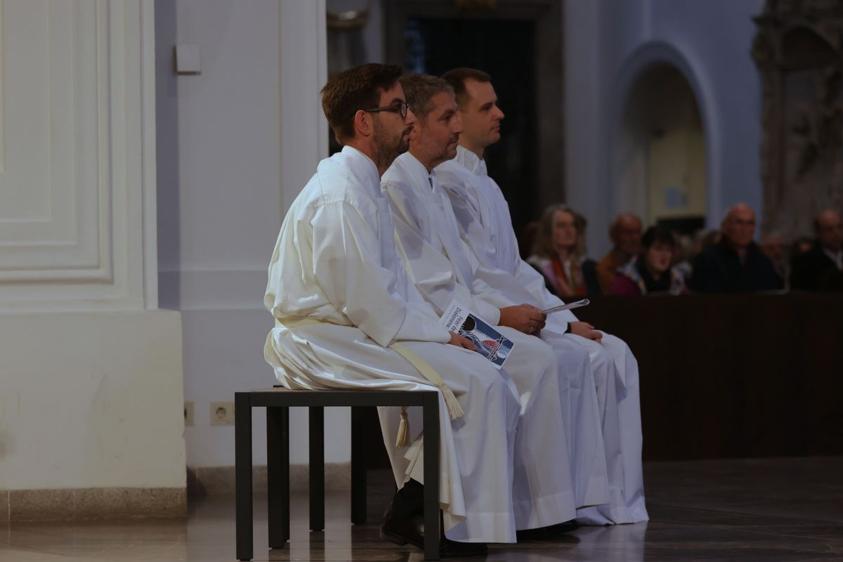 Bei einem Pontifikalgottesdienst am Samstag, 27. September, weihte Weihbischof Paul Reder drei Männer im Würzburger Kiliansdom zu Diakonen.