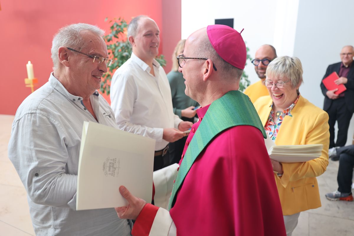 Bei einem Gottesdienst in der Jugendkirche Würzburg hat Bischof Dr. Franz Jung am Freitag, 25. Oktober, insgesamt 47 Personen für die Schulpastoral beauftragt.
