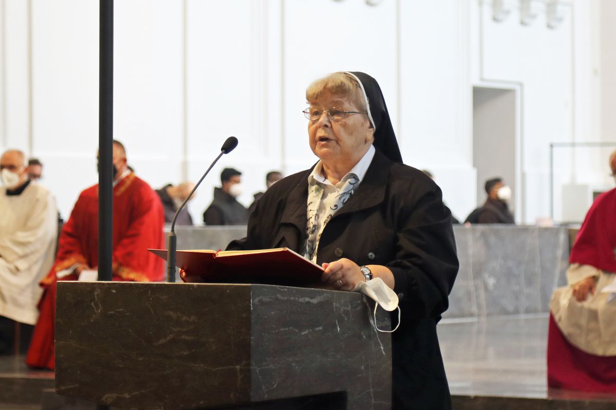 Bischof Dr. Franz Jung feierte am 6. Juli 2021 im Kiliansdom eine Pontifikalvesper mit Priestern, Diakonen, Ordensleuten, Missionaren sowie Pastoralen Mitarbeiterinnen und Mitarbeitern.