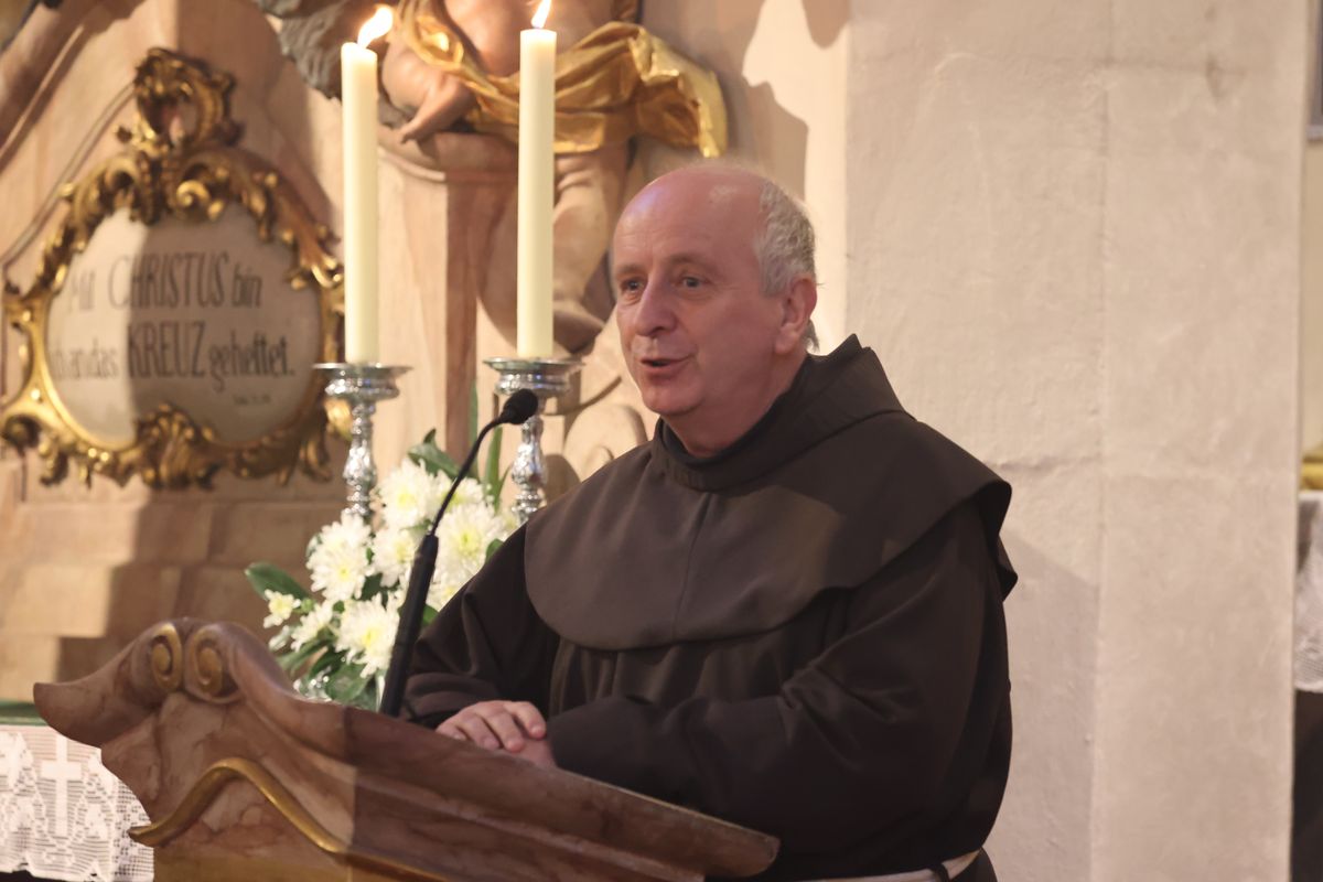 Bruder Maximilian Wagner sprach für den Franziskanerorden.