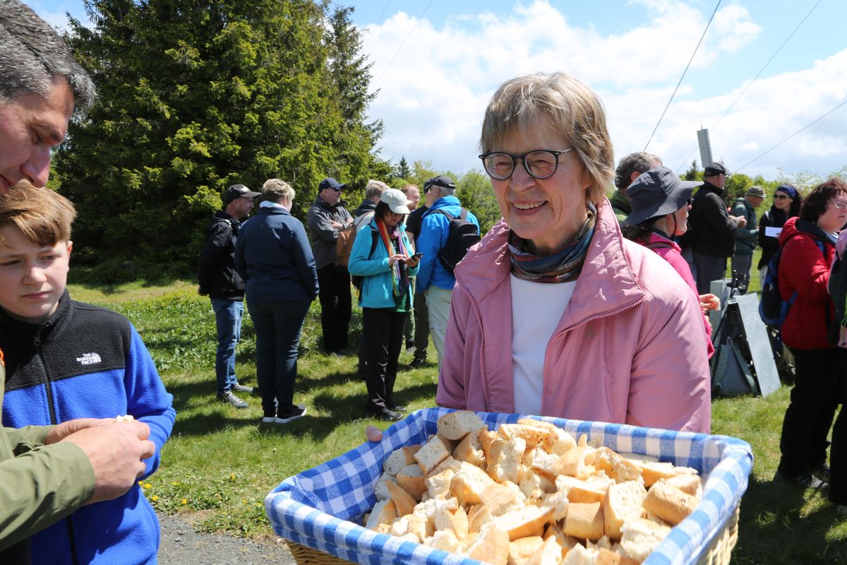 Fast 400 Gläubige haben an der Ökumenischen Kreuzbergwallfahrt mit Bischof Jung und Regionalbischöfin Bornowski teilgenommen.  Fast 400 Gläubige haben an der Ökumenischen Kreuzbergwallfahrt mit Bischof Jung und Regionalbischöfin Bornowski teilgenommen.