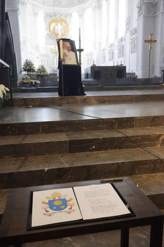 1725/0406 Kondolenzbuch und Gebet Papsttod Dom_57453