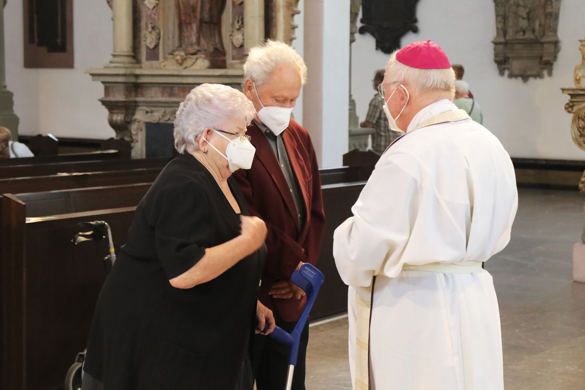 	 Weihbischof Ulrich Boom feierte am Mittwochnachmittag, 30. Juni, einen Gottesdienst für Ehepaare, die 2020 oder 2021 ihr goldenes, diamantenes oder eisernes Ehejubiläum hatten. Im Anschluss konnten sich die Paare segnen lassen.