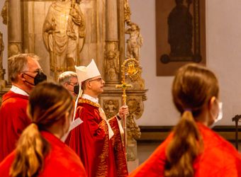 Bischof Dr. Franz Jung hat am Hochfest der Frankenapostel, Donnerstag, 8. Juli, mit haupt- und ehrenamtlichen Mitarbeiterinnen und Mitarbeitern der Caritas ein Pontifikalamt im Würzburger Kiliansdom gefeiert.