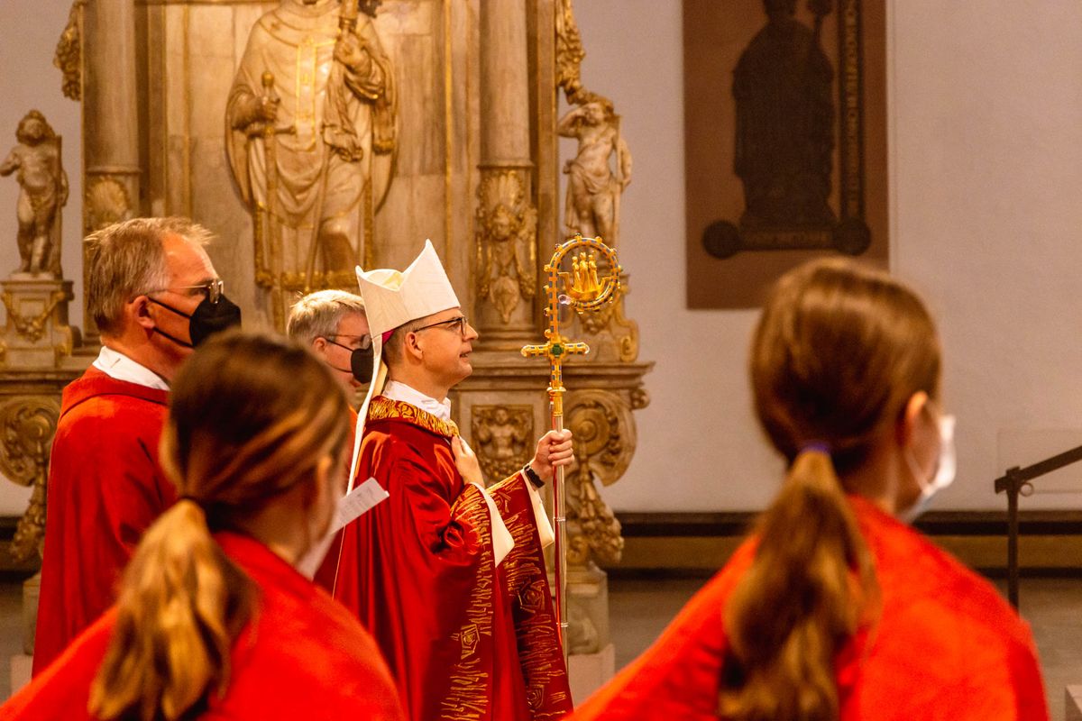 Bischof Dr. Franz Jung hat am Hochfest der Frankenapostel, Donnerstag, 8. Juli, mit haupt- und ehrenamtlichen Mitarbeiterinnen und Mitarbeitern der Caritas ein Pontifikalamt im Würzburger Kiliansdom gefeiert.