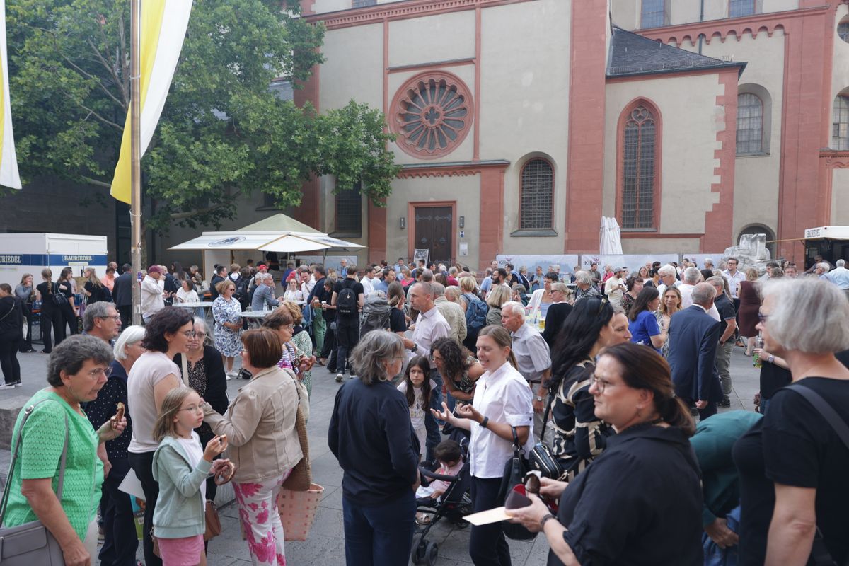 Beim Kiliani-Gottesdienst für die in Schule und Erziehung Tätigen hat Bischof Dr. Franz Jung am Freitag, 11. Juli, im Würzburger Kiliansdom 24 Frauen und Männern die Missio canonica verliehen.