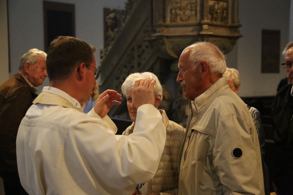 Bischof Dr. Franz Jung hat am Donnerstagnachmittag, 4. Juli, mit etwa 320 Paaren im Kiliansdom ihr goldenes oder diamantenes Ehejubiläum gefeiert.