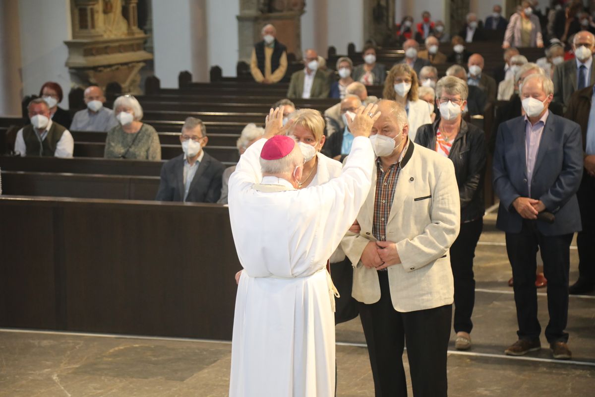 2621/0609 Ehejubilare Weihbischof Boom_27498 Weihbischof Boom und weiteren Priester und Diakone weihen Ehejubilare, die ihr goldenes, diamantenes oder eisernes Ehejubiläum feiern.