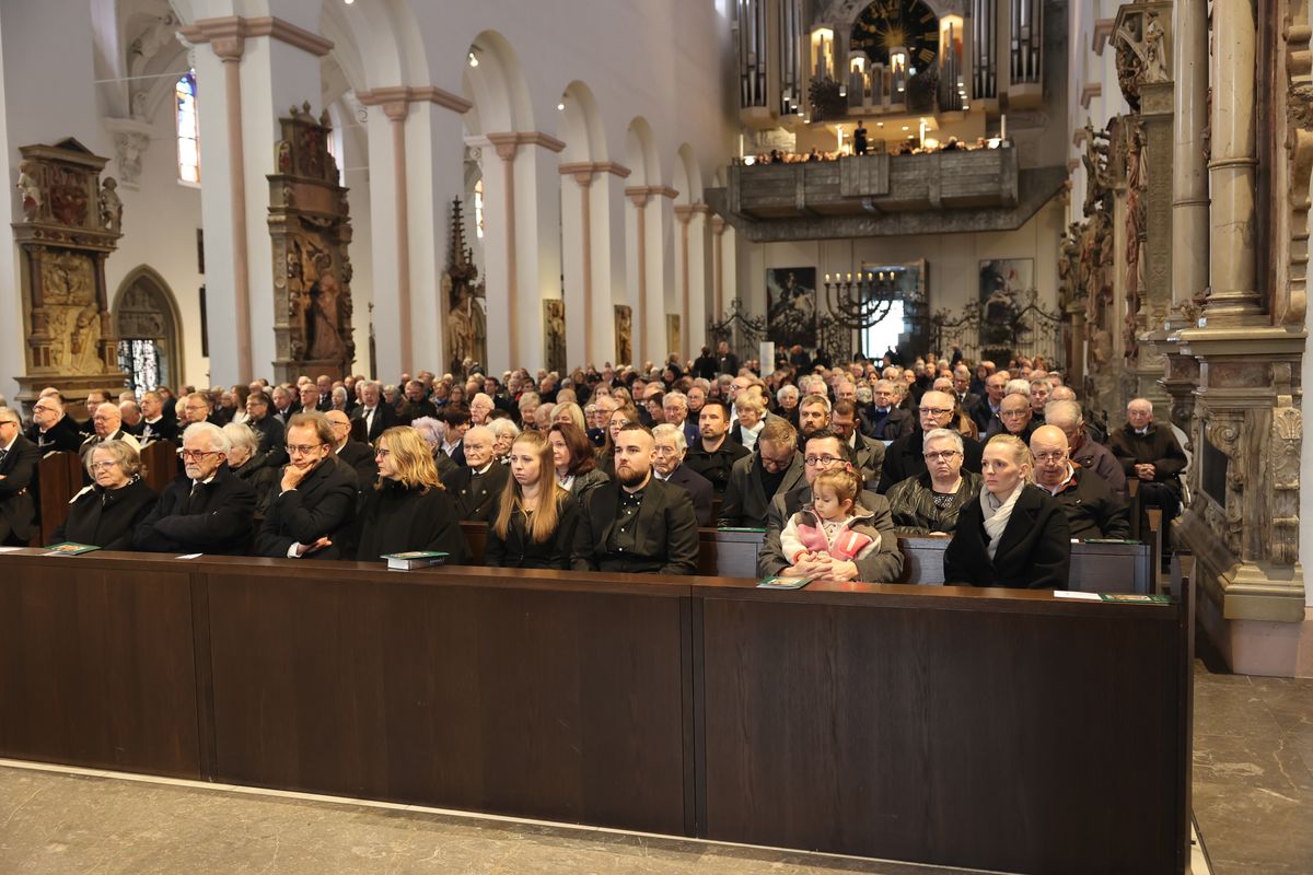 Bischof Dr. Franz Jung feierte am Samstag, 12. Oktober, im Würzburger KIliansdom ein Pontifikalrequiem für Weihbischof em. Helmut Bauer. Die anschließende Beisetzung leitete Dompropst Weihbischof Paul Reder.