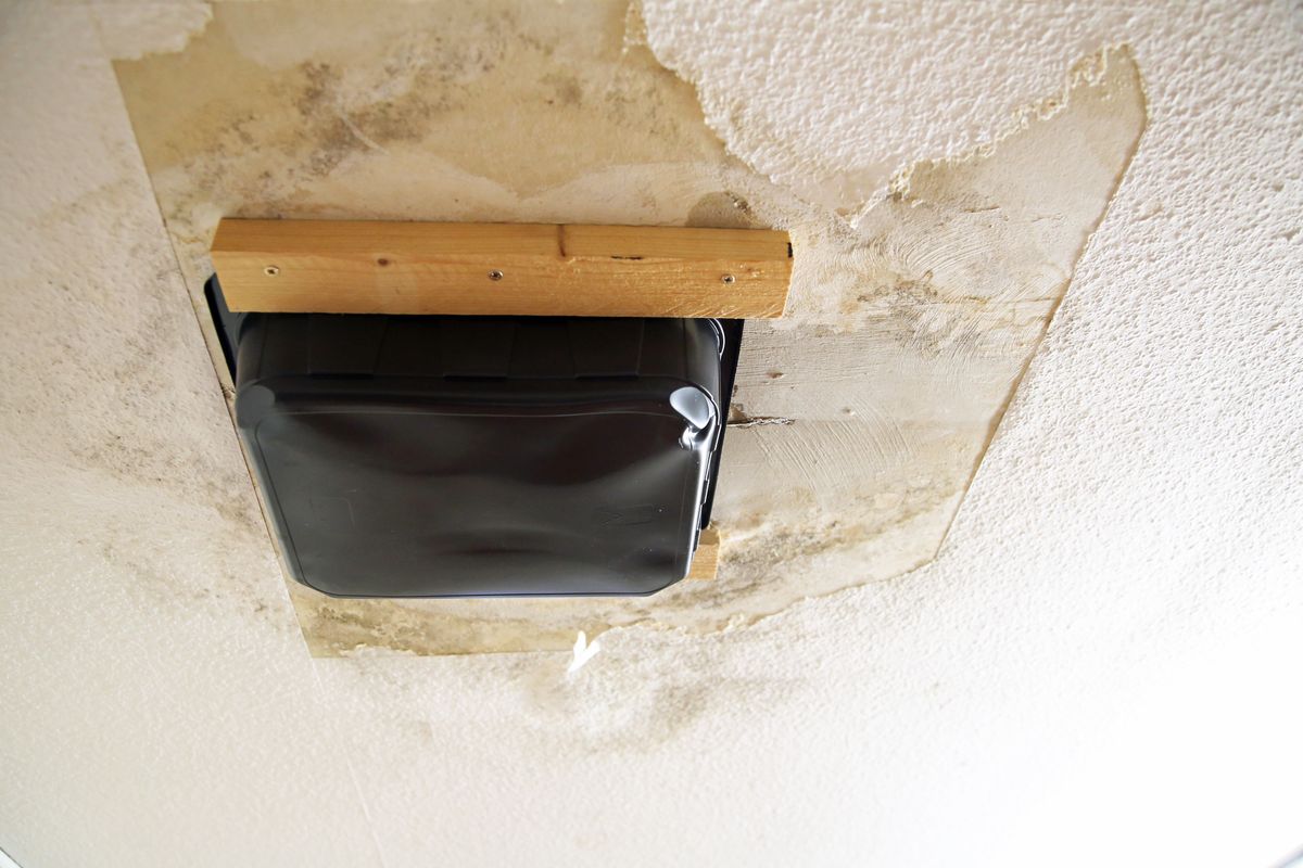 Im Pfarrheim in Retzstadt sind nicht mehr alle Leitungen dicht. Deshalb drückt das Wasser durch die Decke. Im Pfarrheim in Retzstadt sind nicht mehr alle Leitungen dicht. Deshalb drückt das Wasser durch die Decke.