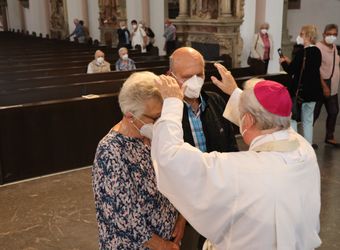 Bischof em. Dr. Friedhelm Hofmann feierte am Freitagnachmittag, 25. Juni, einen Dankgottesdienst mit Ehepaaren, die seit 50, 60 oder 65 Jahren verheiratet sind. Anschließend spendeten der Bischof sowie weitere Priester und Diakone den Jubilaren mit Abstand den Segen.