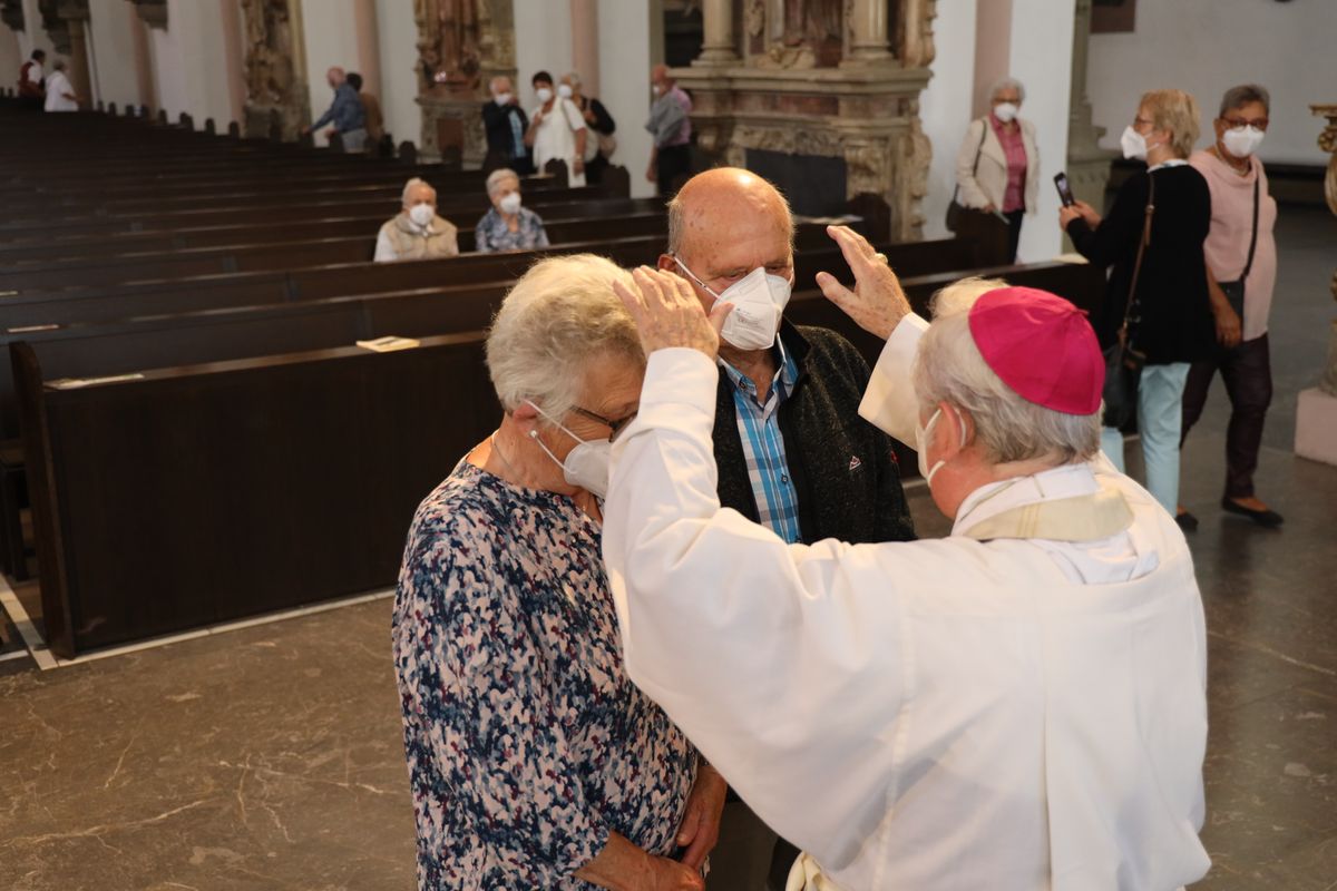 Bischof em. Dr. Friedhelm Hofmann feierte am Freitagnachmittag, 25. Juni, einen Dankgottesdienst mit Ehepaaren, die seit 50, 60 oder 65 Jahren verheiratet sind. Anschließend spendeten der Bischof sowie weitere Priester und Diakone den Jubilaren mit Abstand den Segen.