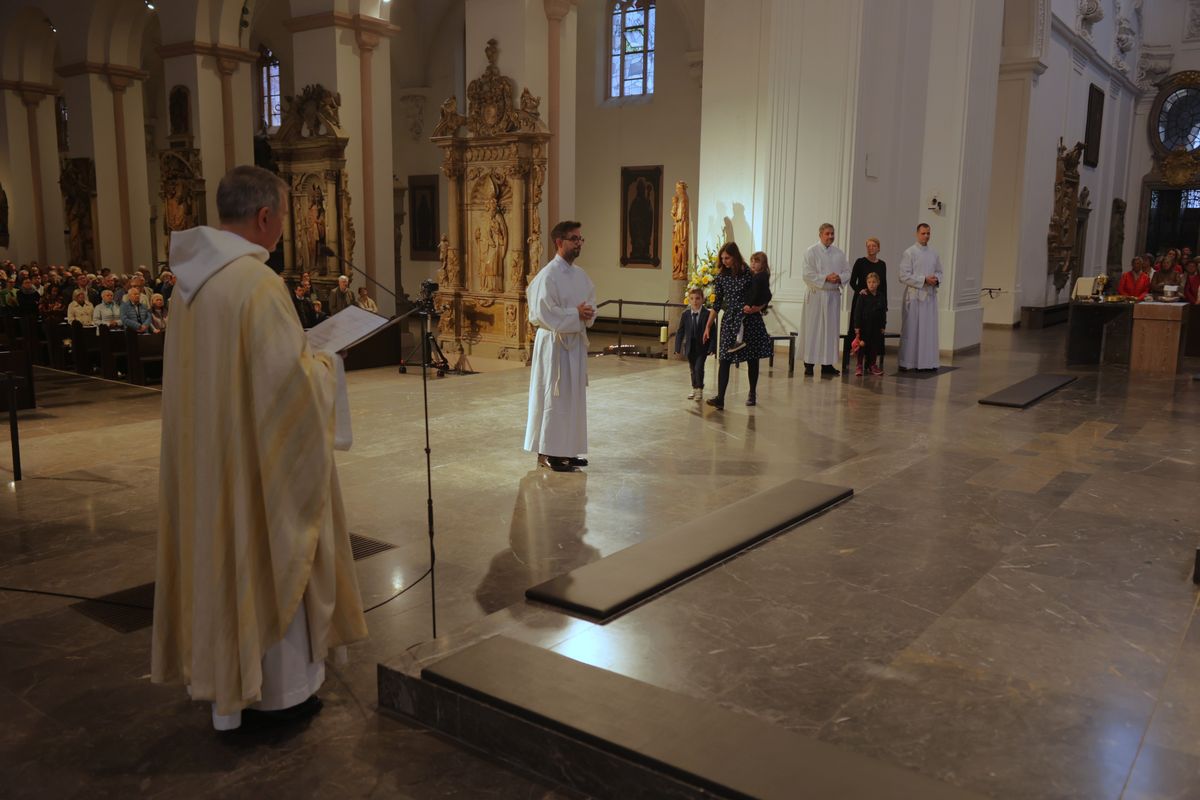 Bei einem Pontifikalgottesdienst am Samstag, 27. September, weihte Weihbischof Paul Reder drei Männer im Würzburger Kiliansdom zu Diakonen.