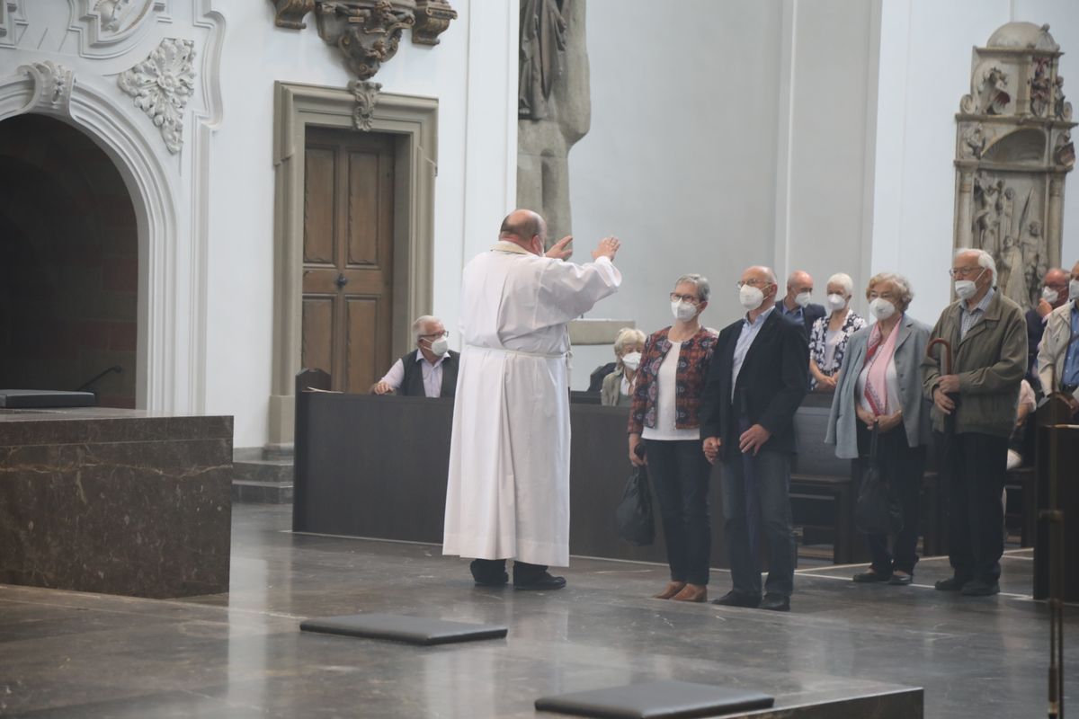 2621/0609 Ehejubilare Weihbischof Boom_27486 Weihbischof Boom und weiteren Priester und Diakone weihen Ehejubilare, die ihr goldenes, diamantenes oder eisernes Ehejubiläum feiern.