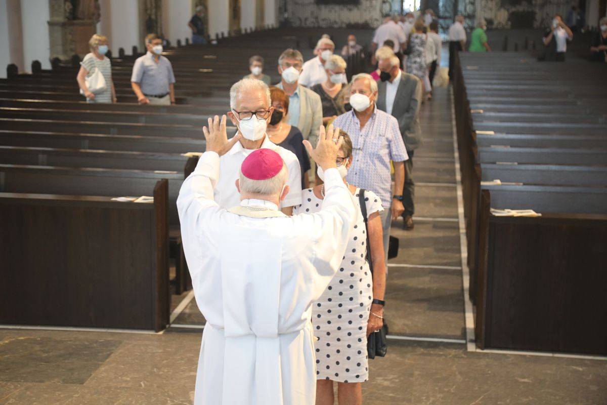 2621/0622 - Ehejubilare Gold mit Weihbischof Ulrich Boom_27926 Weihbischof Ulrich Boom feierte am Montagnachmittag, 26. Juni, einen Gottesdienst für Ehepaare, die 2020 oder 2021 ihr goldenes, diamantenes oder eisernes Ehejubiläum hatten. Im Anschluss konnten sich die Paare segnen lassen.