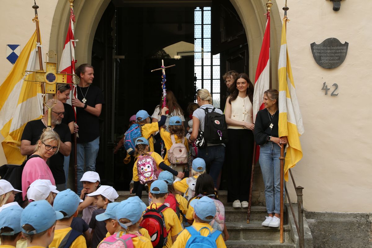 Rund 900 Kindergartenkinder haben am Freitag, 11. Juli, einen Gottesdienst mit Bischof Dr. Franz Jung in der Kirche Sankt Burkard gefeiert. Im Anschluss zogen sie über die Alte Mainbrücke in den Kiliansdom. 