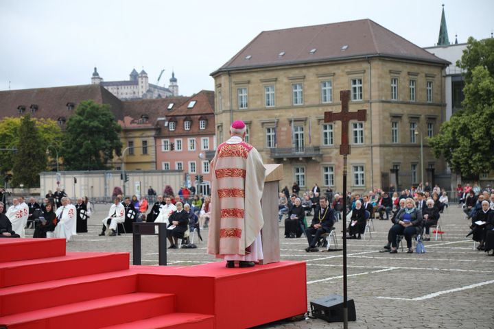 Im vergangenen Jahr feierte Weihbischof Ulrich Boom einen Fronleichnams-Gottesdienst auf dem Würzburger Residenzplatz. In diesem Jahr wird der Gottesdienst von Bischof Dr. Franz Jung im Kiliansdom gefeiert. Die traditionelle Prozession entfällt.