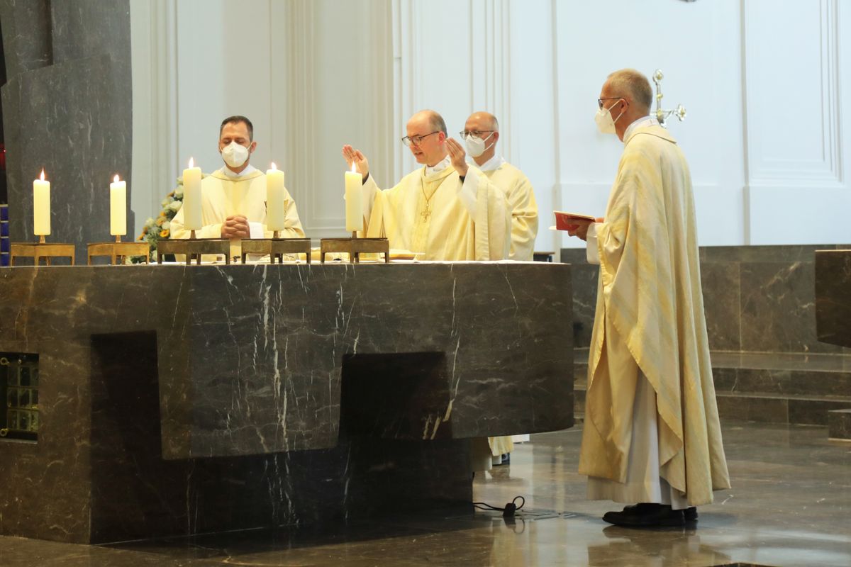 2721/0649 Dankgottesdienst für Ehejubilare mit Bischof Jung am Freitagabend, 2. Juli_28550 Mit rund 120 Ehepaaren aus der ganzen Diözese, die 2020 oder 2021 ihr silbernes Ehejubiläum feiern, hat Bischof Dr. Franz Jung am Freitagabend, 2. Juli, einen Gottesdienst im Würzburger Kiliansdom gefeiert.