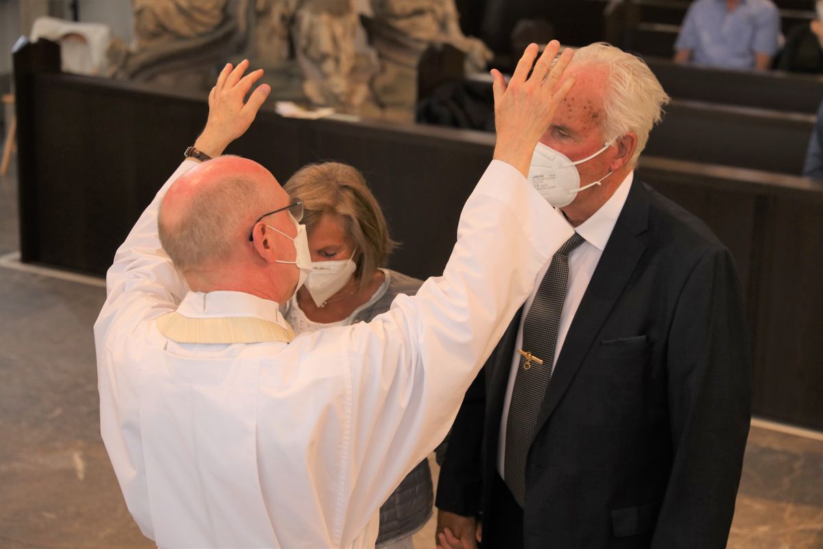Bischof em. Dr. Friedhelm Hofmann feierte am Freitagnachmittag, 25. Juni, einen Dankgottesdienst mit Ehepaaren, die seit 50, 60 oder 65 Jahren verheiratet sind. Anschließend spendeten der Bischof sowie weitere Priester und Diakone den Jubilaren mit Abstand den Segen.