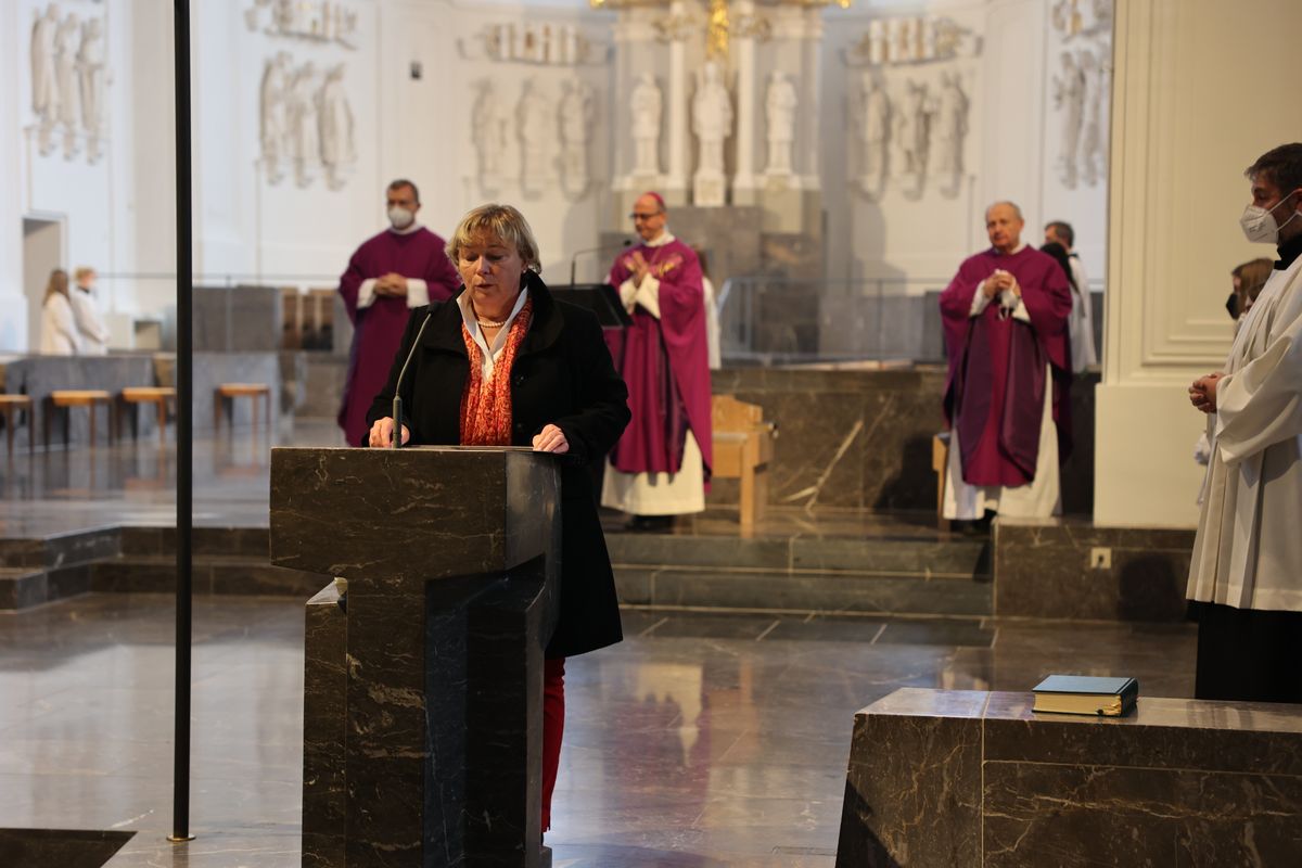 Einen adventlichen Gottesdienst für die Mitarbeitenden von Caritas und Bischöflichem Ordinariat Würzburg hat Bischof Dr. Franz Jung am Donnerstag, 16. Dezember, im Kiliansdom gefeiert.