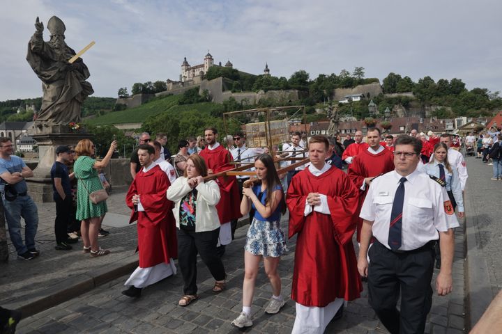 Mit einer Reliquienprozession von Sankt Burkard über die Alte Mainbrücke und einem Pontifikalgottesdienst im Kiliansdom ist am Sonntag, 6. Juli, die Kiliani-Wallfahrtswoche 2025 eröffnet worden.