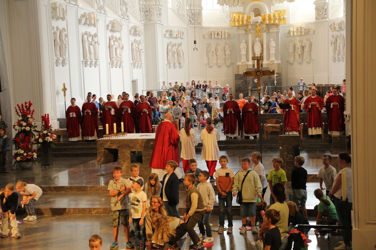 Über 1400 Kinder und ihre Begleiter sind am Montagvormittag, 7. Juli 2025, zum Gottesdienst für Erstkommunionkinder mit Bischof Dr. Franz Jung in den Würzburger Kiliansdom gekommen. 