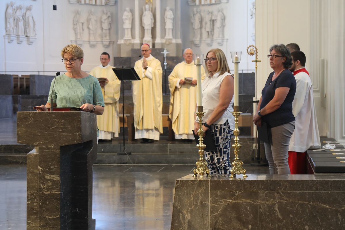 Mit rund 1000 Eheleuten, die in diesem Jahr Silberhochzeit haben, feierte Bischof Dr. Franz Jung am Freitagabend, 4. Juli 2025, einen Pontifikalgottesdienst im Kiliansdom. Im Anschluss erteilten er, Weihbischof Paul Reder sowie weitere Seelsorgerinnen und Seelsorger den Paaren einzeln den Segen.