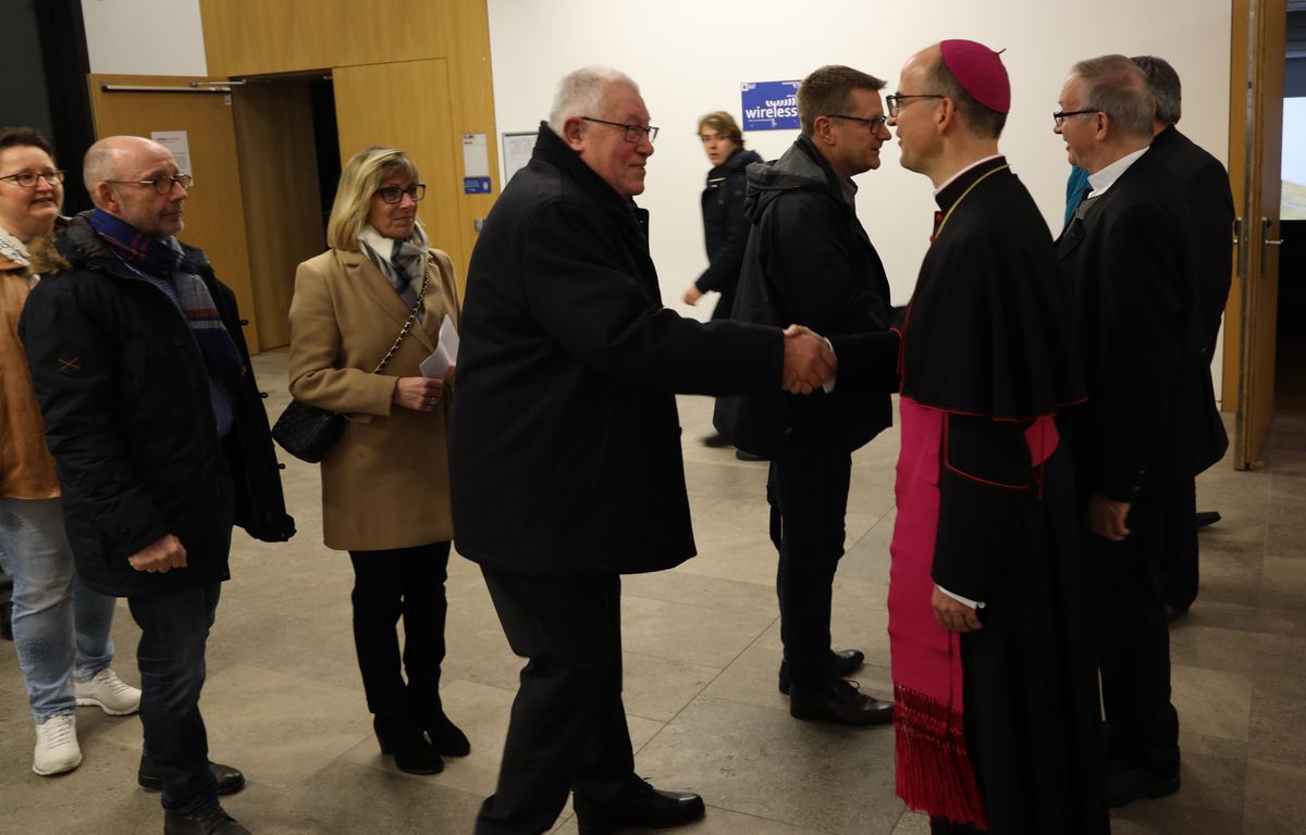 Bischof Dr. Franz Jung begrüßte gemeinsam mit Generalvikar Thomas Keßler und Domkapitular Clemens Bieber, Vorsitzender des Diözesan-Caritasverbands, die Gäste am Eingang des Hörsaalgebäudes. 