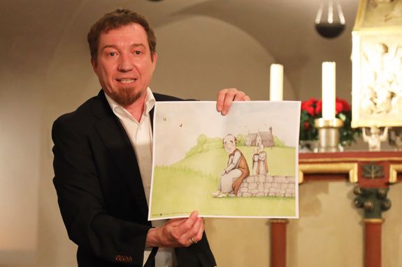 Joachim Schroeter vom Autorenteam des Bilderbuchs "Kilian" stellte eine Bildkarte vor, wie sie für das Kamishibai-Erzähltheater verwendet wird. Zusätzlich zum Buch gibt es Begleitmaterial für den Schulunterricht. 