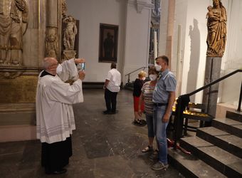 Mit rund 100 Ehepaaren aus der ganzen Diözese hat Bischof Dr. Franz Jung am Montagabend, 28. Juni, einen Gottesdienst im Würzburger Kiliansdom gefeiert. Eingeladen waren Ehejubilare, die in den Jahren 2020 und 2021 ihr silbernes Ehejubiläum feiern. Nach dem Gottesdienst ließen sich die Ehepartner von Bischof Jung und weiteren Priestern und Diakonen mit Abstand segnen.