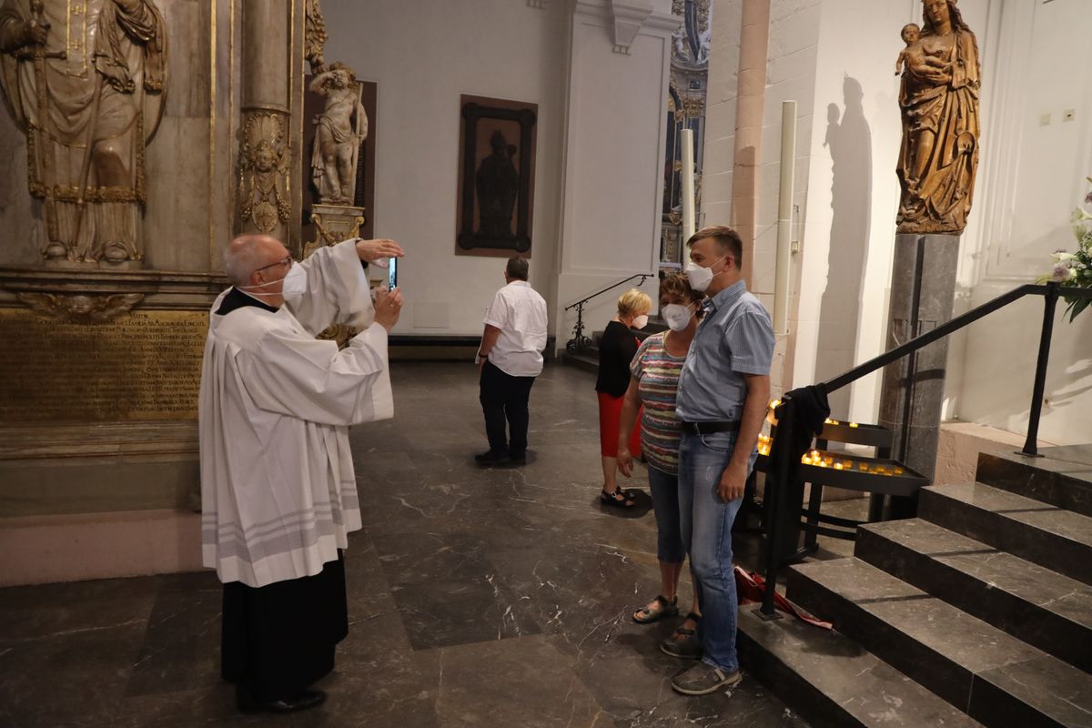 2621/0619 Ehejubilare Bischof 28. Juni Abend_27996 Mit rund 100 Ehepaaren aus der ganzen Diözese hat Bischof Dr. Franz Jung am Montagabend, 28. Juni, einen Gottesdienst im Würzburger Kiliansdom gefeiert. Eingeladen waren Ehejubilare, die in den Jahren 2020 und 2021 ihr silbernes Ehejubiläum feiern. Nach dem Gottesdienst ließen sich die Ehepartner von Bischof Jung und weiteren Priestern und Diakonen mit Abstand segnen.