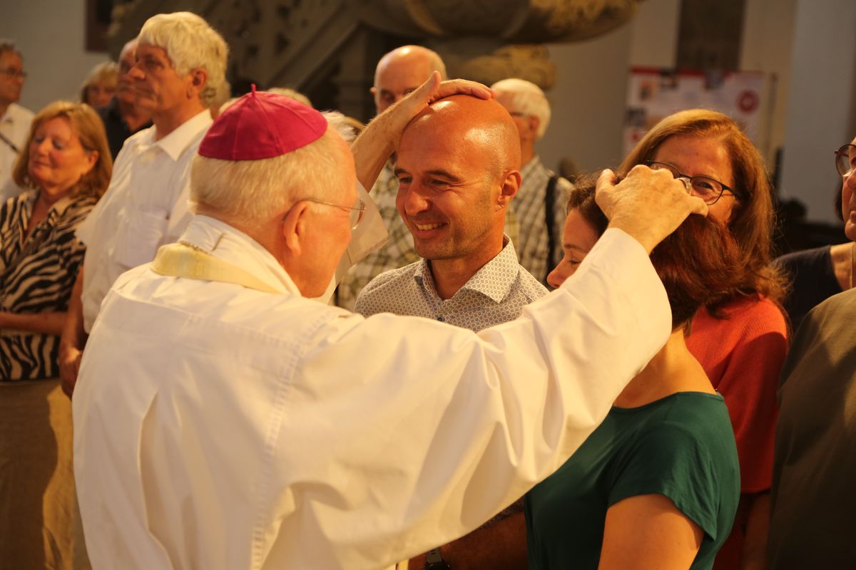 Rund 250 Ehejubilare haben am Freitagnachmittag, 4. Juli, im Kiliansdom in einem Pontifikalgottesdienst mit Weihbischof em. Ulrich Boom ihr Eheversprechen erneuert. 