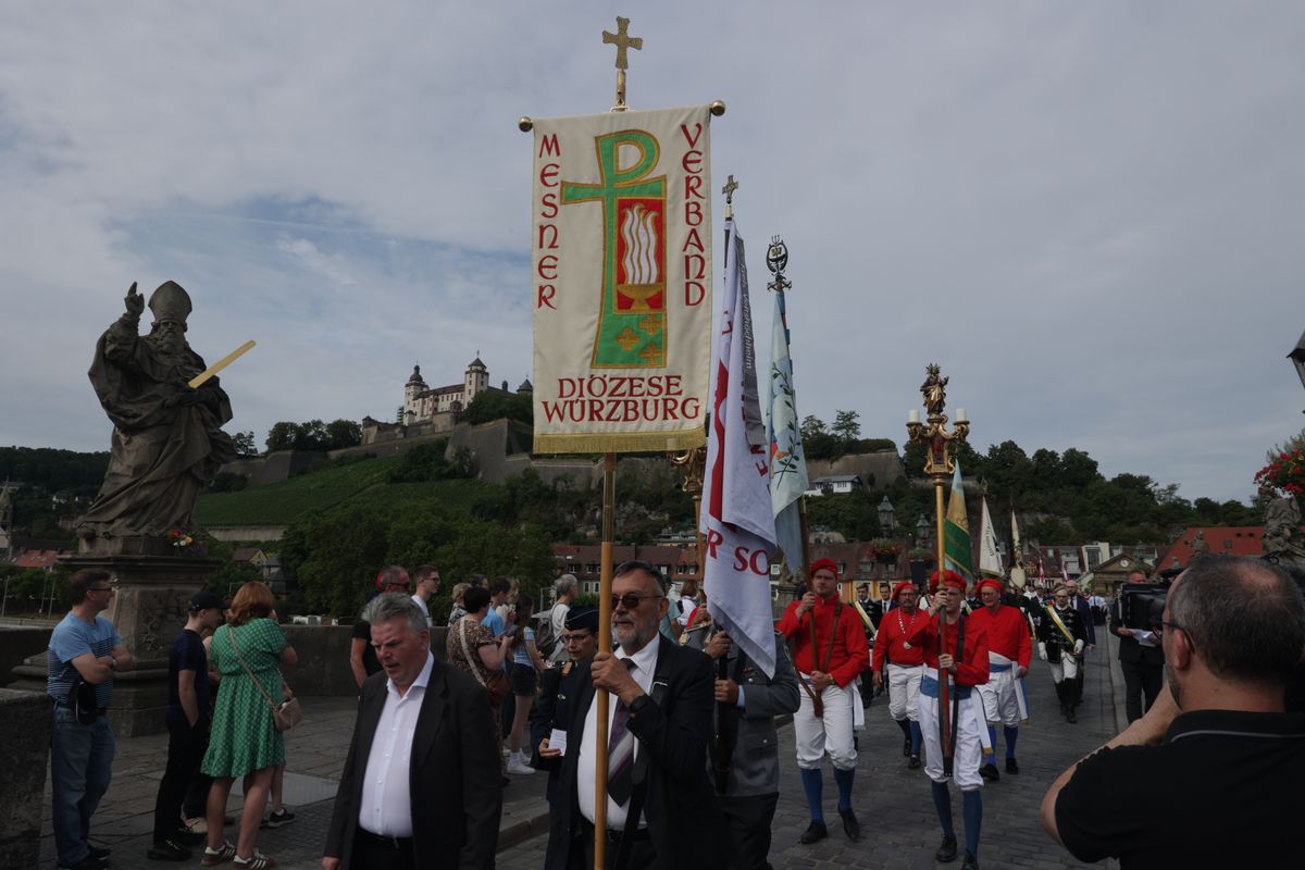 Mit einer Reliquienprozession von Sankt Burkard über die Alte Mainbrücke und einem Pontifikalgottesdienst im Kiliansdom ist am Sonntag, 6. Juli, die Kiliani-Wallfahrtswoche 2025 eröffnet worden.