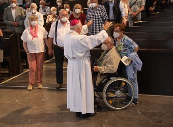 Mit rund 110 Ehepaaren aus der ganzen Diözese hat Weihbischof Ulrich Boom am Mittwochnachmittag, 23. Juni, einen Pontifikalgottesdienst gefeiert. Eingeladen waren Ehejubilare, die in den Jahren 2020 und 2021 auf 50, 60 oder 65 gemeinsame Jahre zurückblicken.