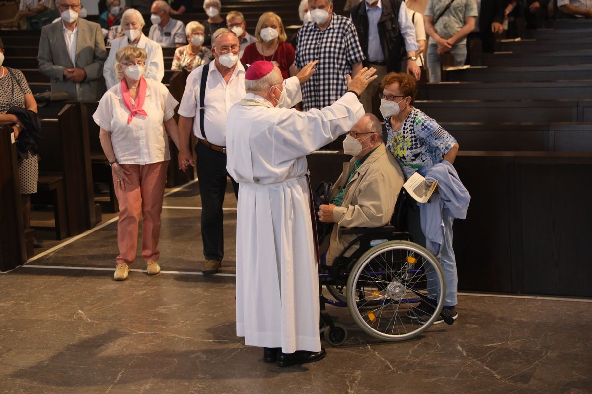 Mit rund 110 Ehepaaren aus der ganzen Diözese hat Weihbischof Ulrich Boom am Mittwochnachmittag, 23. Juni, einen Pontifikalgottesdienst gefeiert. Eingeladen waren Ehejubilare, die in den Jahren 2020 und 2021 auf 50, 60 oder 65 gemeinsame Jahre zurückblicken.