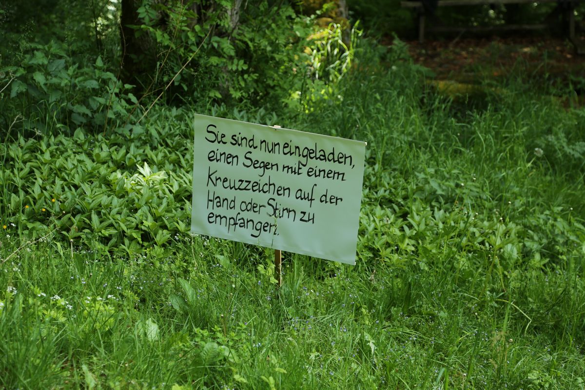 Fast 400 Gläubige haben an der Ökumenischen Kreuzbergwallfahrt mit Bischof Jung und Regionalbischöfin Bornowski teilgenommen.  Fast 400 Gläubige haben an der Ökumenischen Kreuzbergwallfahrt mit Bischof Jung und Regionalbischöfin Bornowski teilgenommen.