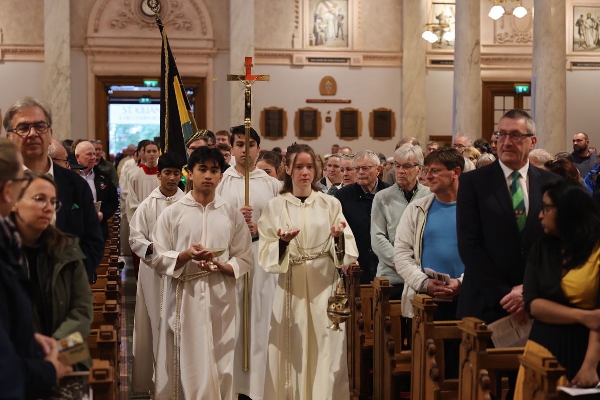 Bischof Dr. Franz Jung feierte am Sonntag, 6. Oktober, einen Gottesdienst zum Abschluss der Irlandwallfahrt mit den Reliquien der Frankenapostel in der Kathedrale von Cavan. Im Anschluss wurde der Schrein mit den Häuptern der Märtyrer für den Rücktransport nach Würzburg sicher verpackt.