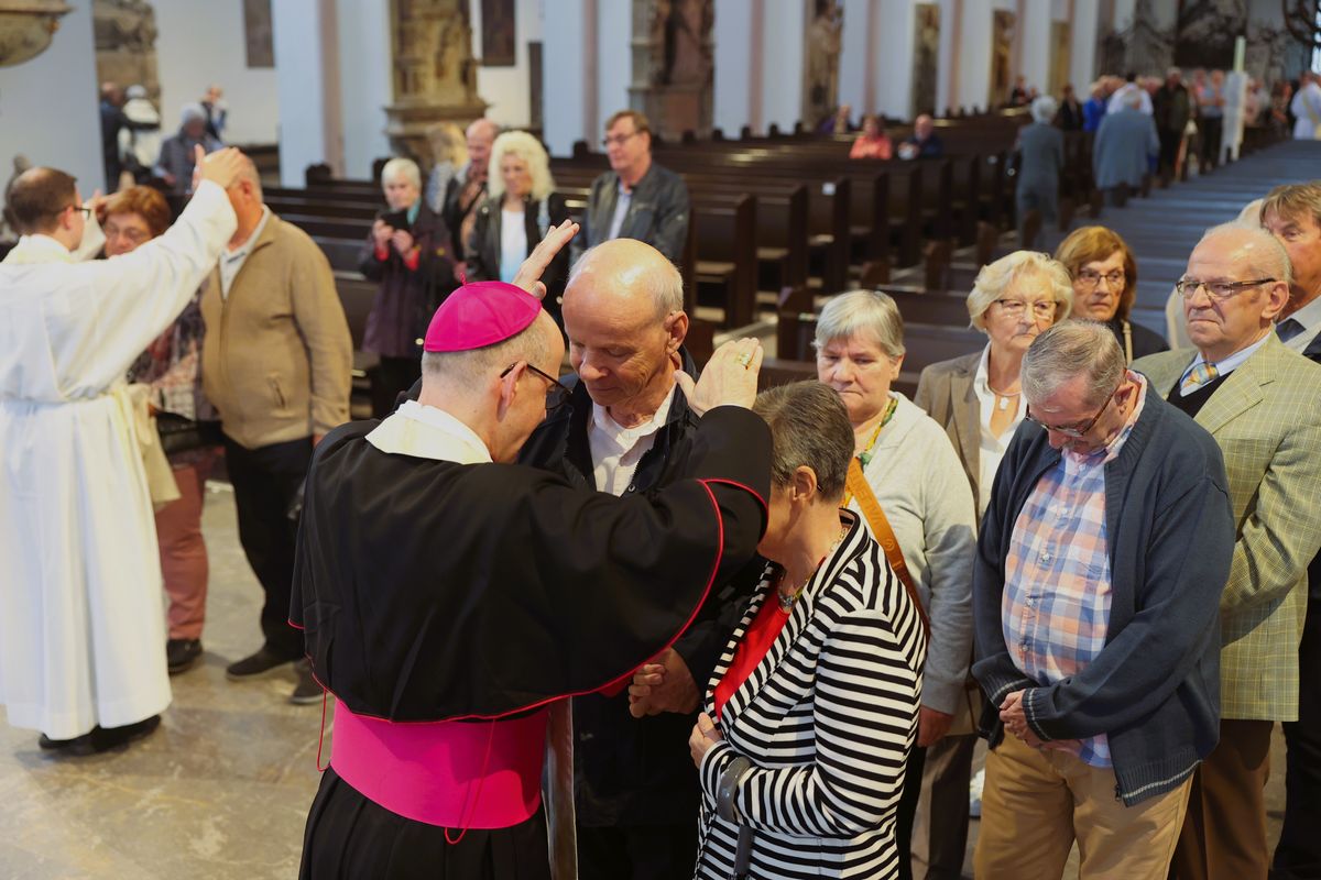 Seelsorgerinnen und Seelsorger spendeten nach dem Gottesdienst den Jubelpaaren individuell den Segen. 