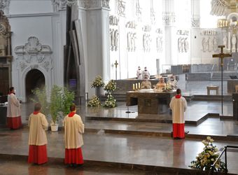 Im Anschluss an den Ehejubilarsgottesdienst mit Weihbischof Ulrich Boom am Freitagvormittag, 2. Juli, konnten sich die Paare von ihm und weiteren Priestern und Diakonen segnen lassen.