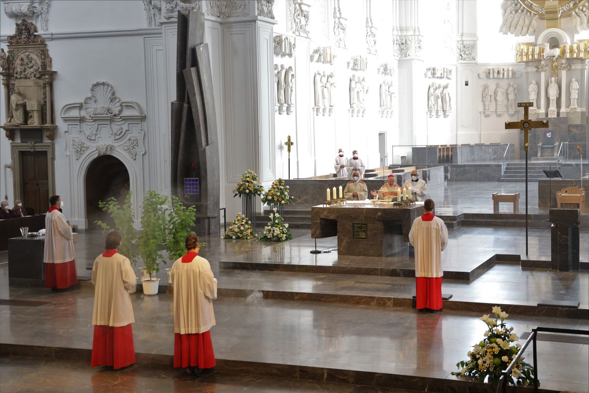 2721/0646 Ehejubilare Freitag, 2- Juli vormittags WB Boom_28431 Im Anschluss an den Ehejubilarsgottesdienst mit Weihbischof Ulrich Boom am Freitagvormittag, 2. Juli, konnten sich die Paare von ihm und weiteren Priestern und Diakonen segnen lassen.