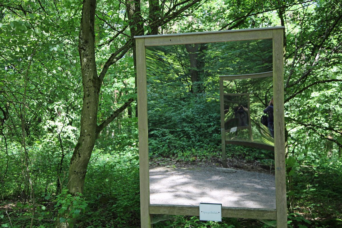 „Wer bin ich? Wer will ich sein?“ Das eigene Spiegelbild wirft Fragen auf.