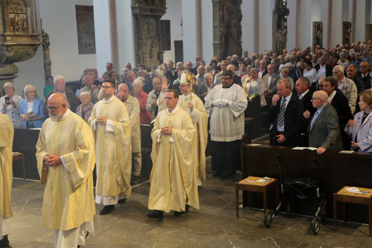 Bischof Dr. Franz Jung hat am Donnerstagnachmittag, 4. Juli, mit etwa 320 Paaren im Kiliansdom ihr goldenes oder diamantenes Ehejubiläum gefeiert.
